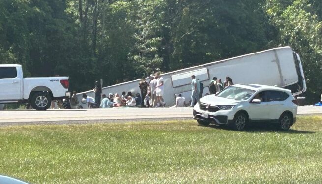 নিউয়ৰ্কত ভয়ংকৰ বাছ দুৰ্ঘটনা, যাত্ৰীবাহী বাছ খাৱৈত পৰি ৫ জনৰ প্ৰাণহানি