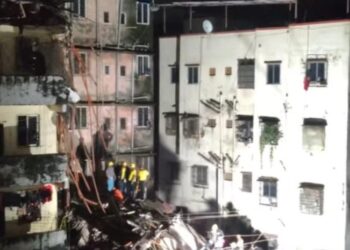 গণেশ মন্দিৰৰ সমীপত ভাঙি পৰিল ৪ মহলীয়া অট্টালিকা, ২০ জনকৈ লোক আৱদ্ধ হৈ পৰাৰ আশংকা