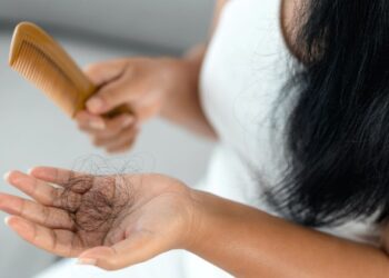 চুলি সৰা সমস্যাৰ পৰা ৰক্ষা পাবলৈ আজিয়েই কৰক এই কাম…