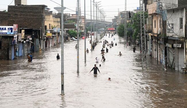 পাকিস্তানত বানৰ বাবে ধ্বংসলীলা, ৫ লাখ লোক গৃহহীন, বৰ্তমানলৈ প্ৰায় ৮০০ৰো অধিক লোকৰ প্ৰাণহানি