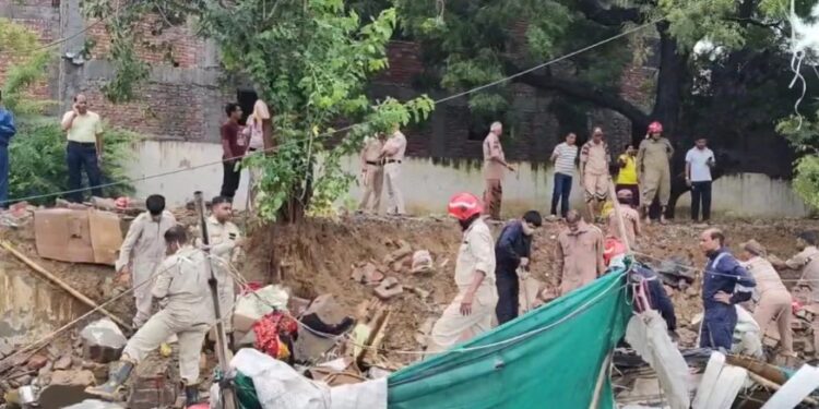 ৰাজধানীত ভয়ংকৰ ঘটনা; দেৱাল খহি ৭ জন লোকৰ মৃত্যু