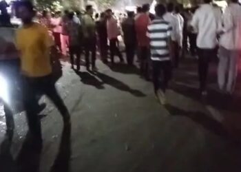 বিমানবন্দৰৰ পথত ভয়ংকৰ দুৰ্ঘটনা; নিয়ন্ত্ৰণহীন ট্ৰাকৰ খুন্দাত তিনিজনৰ মৃত্যু