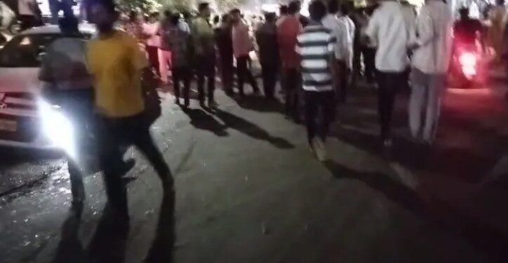 বিমানবন্দৰৰ পথত ভয়ংকৰ দুৰ্ঘটনা; নিয়ন্ত্ৰণহীন ট্ৰাকৰ খুন্দাত তিনিজনৰ মৃত্যু