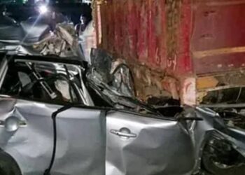 ভয়ংকৰ পথ দুৰ্ঘটনা; ট্ৰাকৰ খুন্দাত মৃত্যু ৫ জন কোটিপটি ব্যৱসায়ীৰ