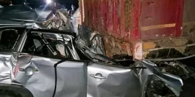 ভয়ংকৰ পথ দুৰ্ঘটনা; ট্ৰাকৰ খুন্দাত মৃত্যু ৫ জন কোটিপটি ব্যৱসায়ীৰ