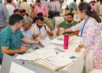 নিৰ্বাচন আয়োগৰ ডাঙৰ সিদ্ধান্ত; এতিয়াৰে পৰা EVMত থাকিব প্ৰাৰ্থীৰ ৰঙীণ ফটো