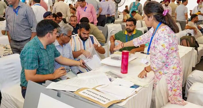 নিৰ্বাচন আয়োগৰ ডাঙৰ সিদ্ধান্ত; এতিয়াৰে পৰা EVMত থাকিব প্ৰাৰ্থীৰ ৰঙীণ ফটো