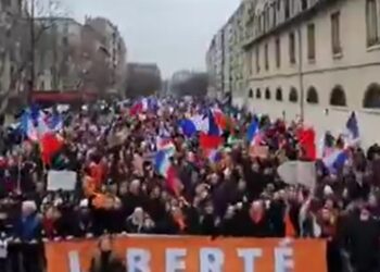 নেপালৰ পিছত এইবাৰ উত্তপ্ত ফ্ৰান্স; চৰকাৰৰ বিৰুদ্ধে ৰাজপথলৈ ওলাই আহিল হাজাৰ-হাজাৰ প্ৰতিবাদকাৰী