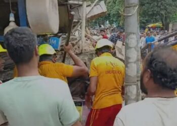 নেৰানেপেৰা বৰষুণৰ ফলত খহি পৰিল মাৰ্কেট কমপ্লেক্স; এজনৰ মৃত্যু