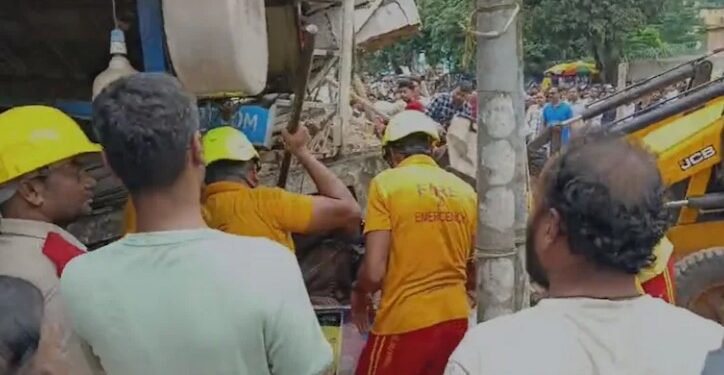 নেৰানেপেৰা বৰষুণৰ ফলত খহি পৰিল মাৰ্কেট কমপ্লেক্স; এজনৰ মৃত্যু