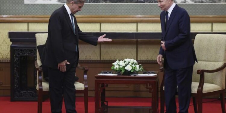 আমি সন্মান কৰো… পুটিনক সাক্ষাতৰ সময়ত পাকিস্তানী প্ৰধানমন্ত্ৰীৰ মুখত ভাৰতৰ কথা