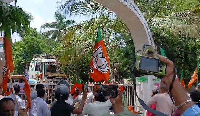 প্ৰধানমন্ত্ৰী মোদীৰ বিৰুদ্ধে কৰা অশালীন মন্তব্যক লৈ বিজেপি-কংগ্ৰেছ কৰ্মীৰ মাজত সংঘৰ্ষ