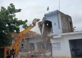 সীতাপুৰত চলিল বুলড’জাৰ; অবৈধ মাজাৰ, দোকান, ঘৰ সকলো তচনচ