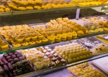 যদি চেনি খোৱাটো অস্বাস্থ্যকৰ, তেন্তে মিঠাই খোৱাটো স্বাস্থ্যৰ পক্ষে কেনেকৈ উপকাৰী? GST কাউন্সিলৰ এই সিদ্ধান্তত আচৰিত…