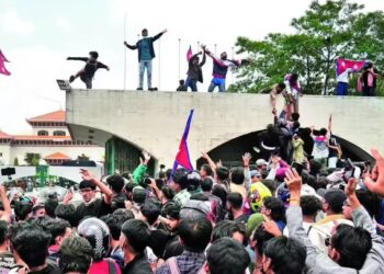 ভয়াৱহ হৈ পৰিছে নেপালৰ পৰিস্থিতি, ৰাজপথত টকাৰ বৰষুণ