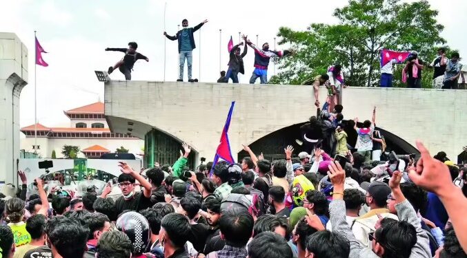 ভয়াৱহ হৈ পৰিছে নেপালৰ পৰিস্থিতি, ৰাজপথত টকাৰ বৰষুণ