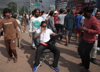 নেপালৰ সংসদৰ পৰা চেয়াৰখন লৈ পলাল প্ৰতিবাদকাৰী! ভিডিঅ’ ভাইৰেল