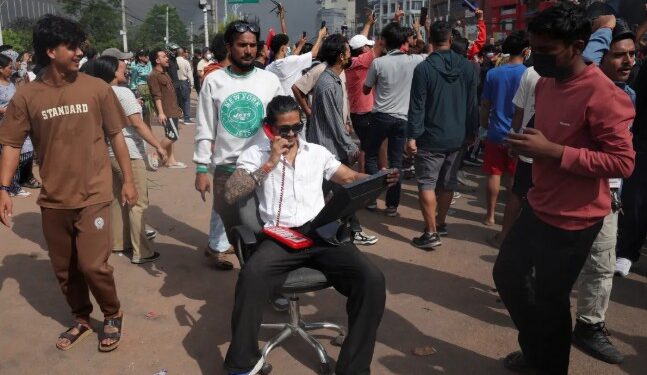 নেপালৰ সংসদৰ পৰা চেয়াৰখন লৈ পলাল প্ৰতিবাদকাৰী! ভিডিঅ’ ভাইৰেল