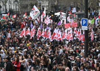 ফ্ৰান্সত চৰকাৰৰ বিৰুদ্ধে ডাঙৰ প্ৰতিবাদ, ৰাজপথত অগ্নিসংযোগ আৰু ভাঙি-ছিঙি শেষ সকলো…