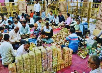 ২৮ কোটিৰো অধিক ধন লাভ, লগতে ১ কেজি ২৭০ গ্ৰাম সোণ আৰু ৭০ কেজি ৰূপৰ অনুদান মন্দিৰৰ ভঁৰালত