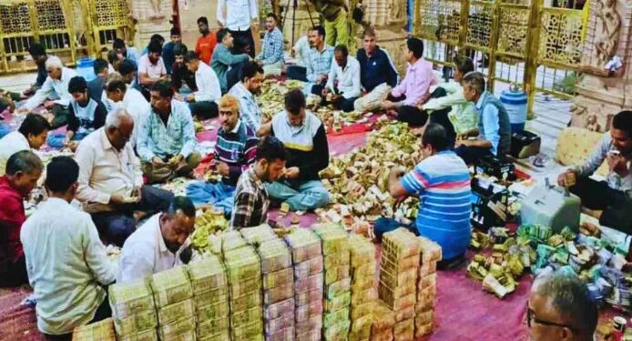 ২৮ কোটিৰো অধিক ধন লাভ, লগতে ১ কেজি ২৭০ গ্ৰাম সোণ আৰু ৭০ কেজি ৰূপৰ অনুদান মন্দিৰৰ ভঁৰালত