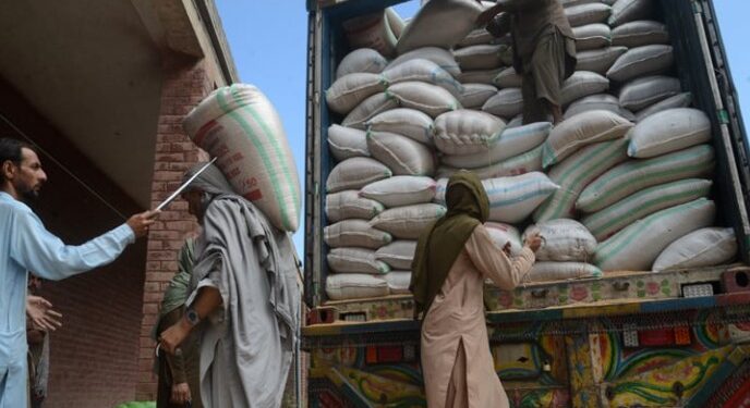 খাদ্যৰ নাটনিৰ সন্মুখীন পাকিস্তান! ২০ কেজিত আটাত ১৮০০ টকা, জানক এই ডাঙৰ দুৰ্যোগৰ কাৰণ…