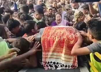 পুষ্পসজ্জিত এক শয্যা! কফিনত নিথৰ স্বামীক লৈ শেষৰটো যাত্ৰা গৰিমা শইকীয়া গাৰ্গৰ