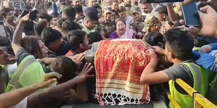 পুষ্পসজ্জিত এক শয্যা! কফিনত নিথৰ স্বামীক লৈ শেষৰটো যাত্ৰা গৰিমা শইকীয়া গাৰ্গৰ