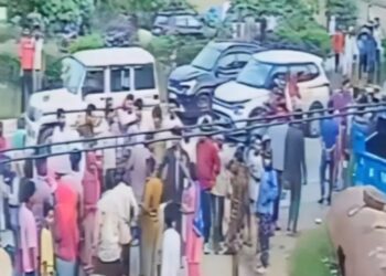 দেৱী দুৰ্গাৰ মূৰ্তি বিসৰ্জন দিবলৈ যোৱা বাহন বাগৰিল নদীত; ১০ জনৰ মৃত্যু