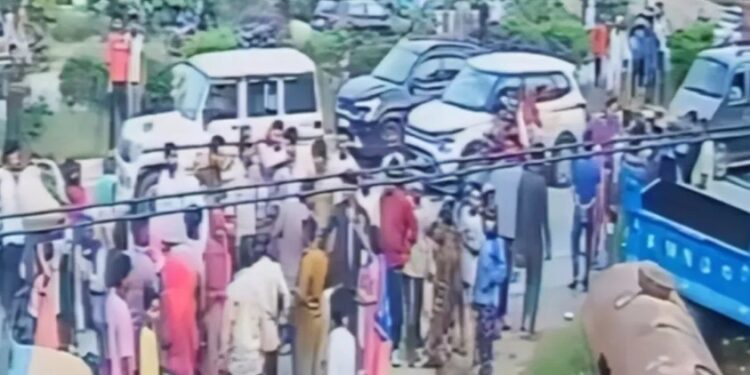 দেৱী দুৰ্গাৰ মূৰ্তি বিসৰ্জন দিবলৈ যোৱা বাহন বাগৰিল নদীত; ১০ জনৰ মৃত্যু