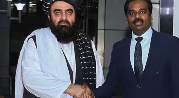 ভাৰতত আফগানিস্তানৰ বৈদেশিক মন্ত্ৰী আমিৰ খান মুত্তাকী; কিন্তু পতাকাক লৈ বিমোৰত ভাৰত