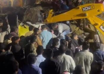 যাত্ৰীবাহী বাছৰ ওপৰত বাগৰিল পাহাৰৰ বৃহৎ অংশ; ১৫ জনৰ মৃত্যু