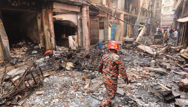 ঢাকাত বৃহৎ দুৰ্ঘটনা, ৰাসায়নিক গুদামত ভয়ংকৰ অগ্নিকাণ্ড, ১৬ জনৰ প্ৰাণহানি