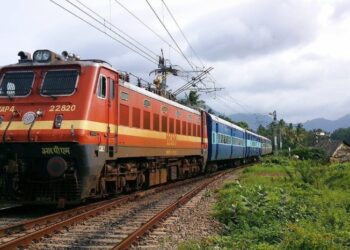 কেমেৰাত বন্দী ভয়ংকৰ দৃশ্য, হঠাৎ জ্বলিউঠে এখন যাত্ৰীবাহী ৰে’ল, আহত কেইবাজনো যাত্ৰী