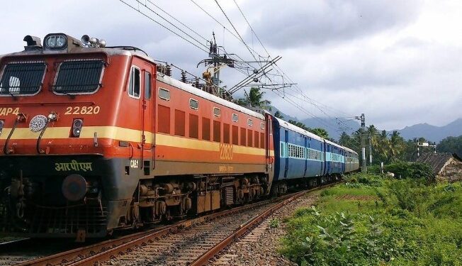 কেমেৰাত বন্দী ভয়ংকৰ দৃশ্য, হঠাৎ জ্বলিউঠে এখন যাত্ৰীবাহী ৰে’ল, আহত কেইবাজনো যাত্ৰী