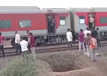 নাছিকত ভয়ংকৰ দুৰ্ঘটনা, ৰে’লৰ পৰা বাগৰি পৰে ঘৰলৈ আহি থকা তিনিজন যুৱক, নিহত ২ জন