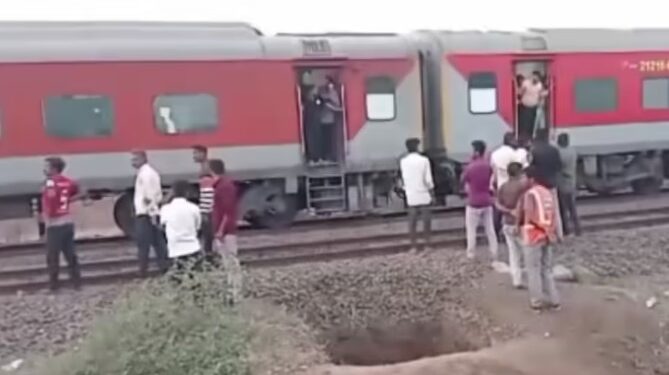 নাছিকত ভয়ংকৰ দুৰ্ঘটনা, ৰে’লৰ পৰা বাগৰি পৰে ঘৰলৈ আহি থকা তিনিজন যুৱক, নিহত ২ জন