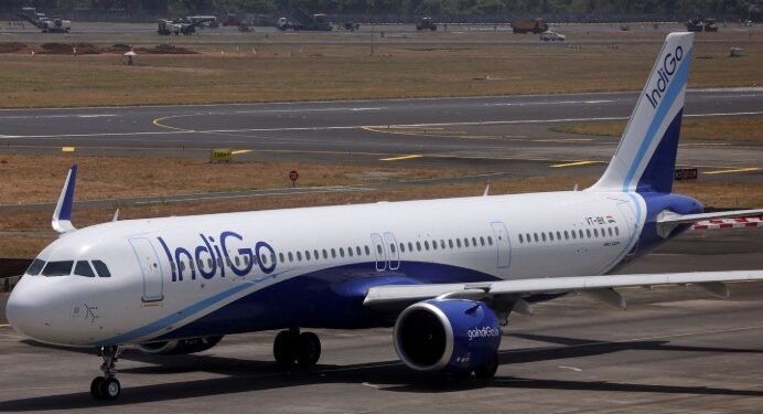 উৰণৰ বাবে সাজু হৈ থকাৰ সময়তে হঠাতে এখন বিমানৰ ৰাণৱেত লাগিল হাহাকাৰ, তীব্ৰ আতংকৰ সৃষ্টি