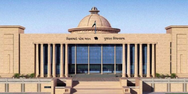 মুখ্যমন্ত্ৰীক বাদ দি গুজৰাটৰ আটাইকেইগৰাকী মন্ত্ৰীৰ সমূহীয়া পদত্যাগ