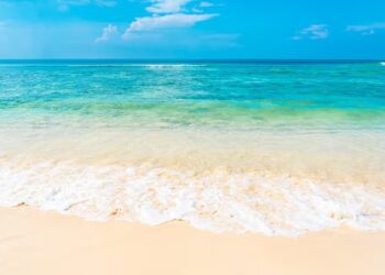 সাগৰৰ ৰং কিয় নীলা হয়? সাগৰে আকাশৰ ৰং প্ৰতিফলিত কৰে নেকি?