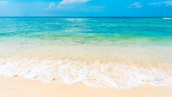 সাগৰৰ ৰং কিয় নীলা হয়? সাগৰে আকাশৰ ৰং প্ৰতিফলিত কৰে নেকি?