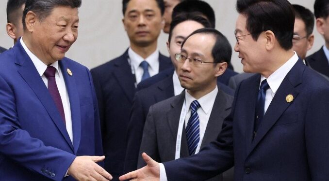 ১১ বছৰৰ পাছত দক্ষিণ কোৰিয়াৰ ৰাষ্ট্ৰপতিক সাক্ষাৎ ছি জিনপিঙৰ; একনায়কত্ববাদী কিম জং উনৰ বিষয়ে কি আলোচনা কৰা হৈছিল?