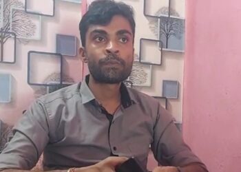 কি বিষয় পঢ়ি চিকিৎসক হ’ল পাহৰিলে! লিখিব নাজানে ঔষধৰ নাম! চিকিৎসকৰ কাণ্ড দেখি সকলোৰে চকু কপালত…