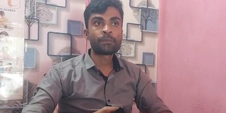 কি বিষয় পঢ়ি চিকিৎসক হ’ল পাহৰিলে! লিখিব নাজানে ঔষধৰ নাম! চিকিৎসকৰ কাণ্ড দেখি সকলোৰে চকু কপালত…