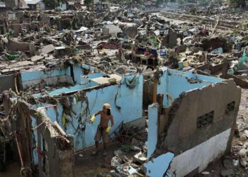 প্ৰচণ্ড ধুমুহাৰ বিধ্বংসী ৰূপ ধাৰণ, তাচপাতৰ দৰে উৰি গৈছে হাজাৰ হাজাৰ ঘৰ, কেইবাজনৰো প্ৰাণহানি