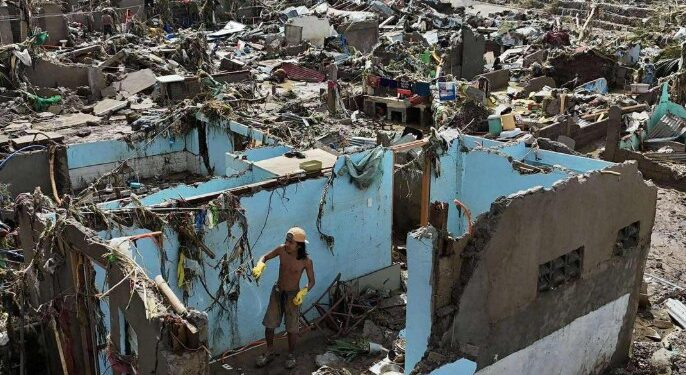 প্ৰচণ্ড ধুমুহাৰ বিধ্বংসী ৰূপ ধাৰণ, তাচপাতৰ দৰে উৰি গৈছে হাজাৰ হাজাৰ ঘৰ, কেইবাজনৰো প্ৰাণহানি