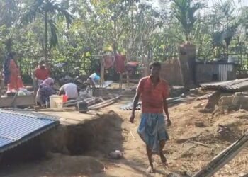 আৰক্ষীক দেখি কম্পিত মিঞা! ট্ৰেক্টৰ-ট্ৰাকত ঘৰৰ সামগ্ৰী লৈ পলাইছে অসংখ্য মিঞাই