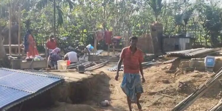 আৰক্ষীক দেখি কম্পিত মিঞা! ট্ৰেক্টৰ-ট্ৰাকত ঘৰৰ সামগ্ৰী লৈ পলাইছে অসংখ্য মিঞাই