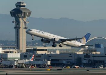 আমেৰিকাৰ আকাশী স্থল বন্ধ! বন্ধৰ মাজতে ৮০০ৰো অধিক বিমান বাতিল, সংকটত ৪০টা বিমানবন্দৰ