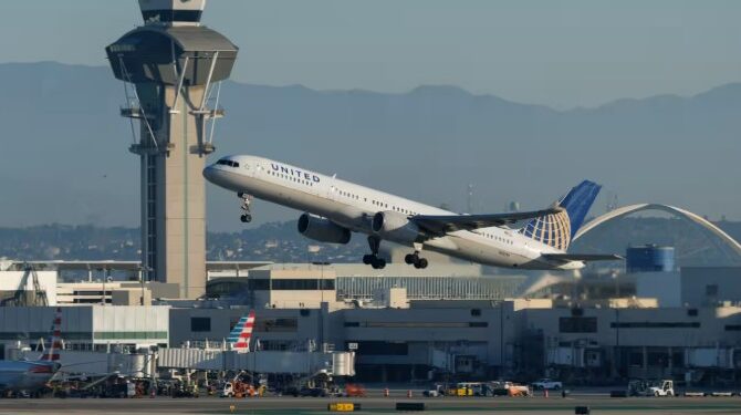 আমেৰিকাৰ আকাশী স্থল বন্ধ! বন্ধৰ মাজতে ৮০০ৰো অধিক বিমান বাতিল, সংকটত ৪০টা বিমানবন্দৰ